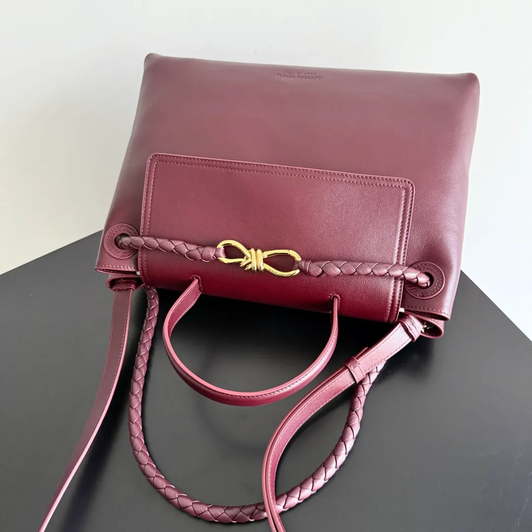 Batch 2360 BottegaVeneta Latest Ciao Ciao Bag Silky cowhide two-way flap handbag with signature twist detail, hidden hook closure, flap can be fastened to the front or attached to the INTRECCIATO woven interior pocket, comes with an adjustable and detachable crossbody strap, interior compartment, and also features a zippered pocket. The surprise flap has various shapes. Style 1 - Cover the bag surface and expose the knot decoration. Style 2 - Place the flap inside the bag. A buckle is also designed. Style 3 - The U-shaped position of the top handle in the hand bag. Style No.: 817231 Size: 34*26*15cm